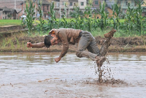 Li Binyuan, Freedom Farming, 2014; video-documentation of performance, 5’02''; Courtesy of the artist 