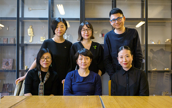 00 featured image of Group photo of Teng Fei and her students