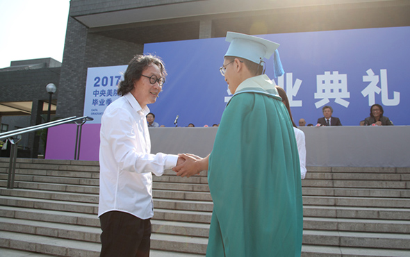 00 Prof. Xu Bing, Director of the Academic Committee, gave the award certificate to the winner of the award Su Yongjian