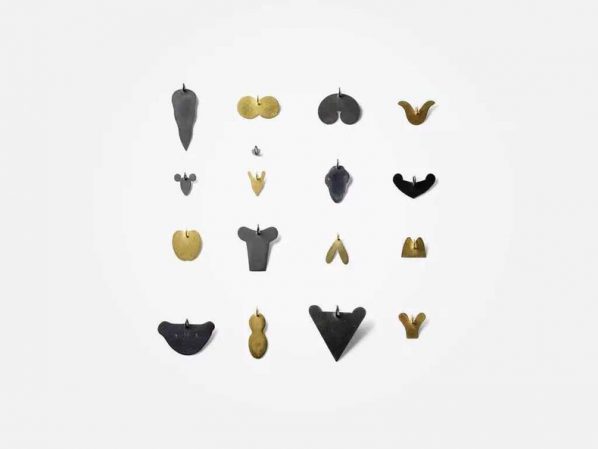 Power Station of DESIGN presents "Bijoux en jeu: Swiss Contemporary Jewelry Design" in Shanghai Cozticteocuitlatl Otto Künzli 1995 1998 Pendants gold silver in variable sizes ©Alain Kissling 598x449 - Power Station of DESIGN presents "Bijoux en jeu: Swiss Contemporary Jewelry Design" in Shanghai